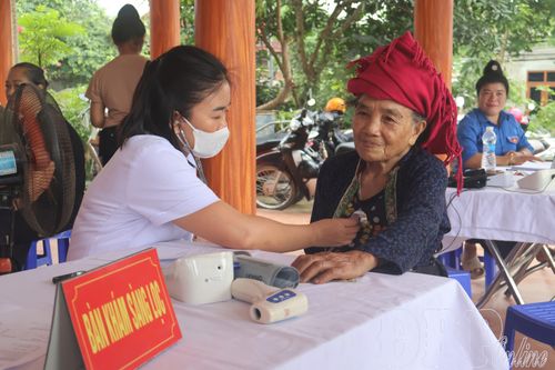 Bác sĩ CKI Lò Thị Tranh, Trung tâm Y tế Thanh An khám sàng lọc sức khỏe cho người dân xã Thanh Nưa.