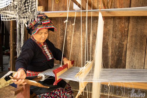 Thoi đưa tạo hoa văn trên sản phẩm thủ công. 