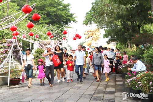 Du khách tham quan Khu du lịch Bửu Long, phường Trấn Biên. Ảnh: Ngọc Liên