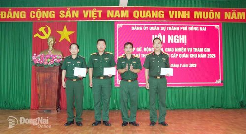 Thủ trưởng Bộ Chỉ huy Quân sự thành phố Đồng Nai tặng quà động viên 3 thí sinh thuộc lực lượng vũ trang thành phố tham gia hội thi cấp Quân khu 7. Ảnh: Nguyệt Hà