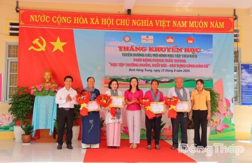 Đồng chí Võ Thị Tuyết Hoa, Bí thư Đảng ủy, Chủ tịch HĐND xã Bình Hàng Trung trao thư cảm ơn và hoa tri ân các nhà tài trợ đồng hành cùng công tác khuyến học, khuyến tài của địa phương.