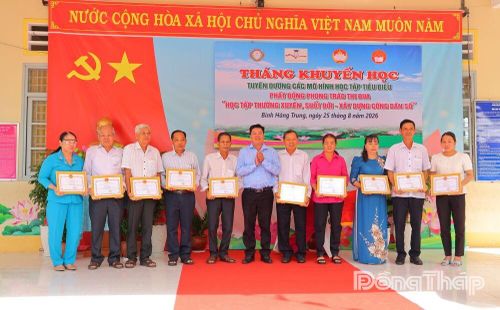 Chủ tịch UBND xã Bình Hàng Trung Huỳnh Minh Phú trao Giấy khen tuyên dương các tập thể, cá nhân tiêu biểu trong phong trào khuyến học, khuyến tài năm 2026.