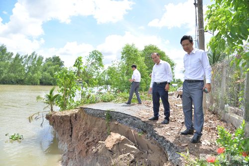 Lãnh đạo Sở Nông nghiệp và Môi trường tỉnh Đồng Tháp khảo sát các điểm sạt lở trên địa bàn tỉnh.