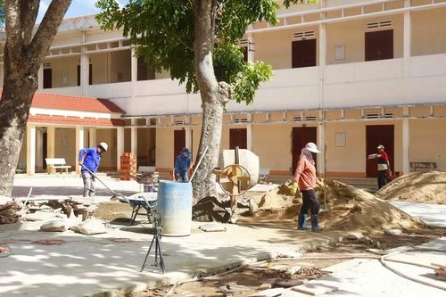 Trường THPT Quốc Học Quy Nhơn (phường Quy Nhơn) khẩn trương sửa chữa các hạng mục trước năm học mới. Ảnh: Hồ Điểm