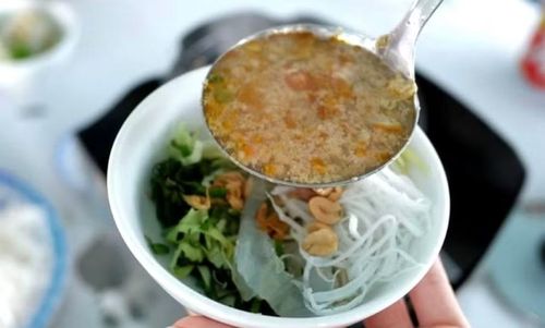  Sứa nước lèo chế biến cầu kỳ ở khâu chuẩn bị. Ảnh nguồn Báo Lao Động 