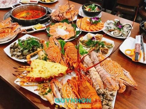  Đến Quy Nhơn, du khách không thể bỏ qua việc thưởng thức hải sản tươi sống. So với nhiều điểm du lịch khác, giá hải sản ở Quy Nhơn khá mềm, cách chế biến cũng phong phú, đa dạng, phù hợp với nhu cầu của du khách. Ảnh Quy Nhơn Review 