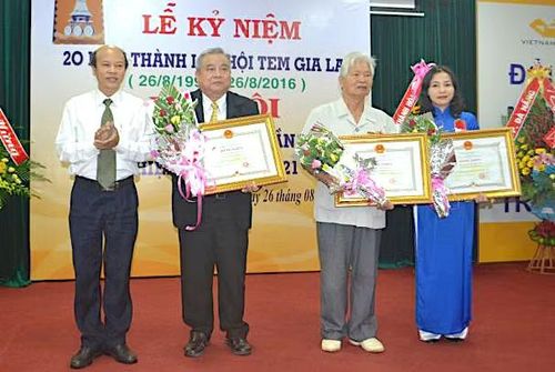 Các hội viên Hội Tem Gia Lai nhận bằng khen của Chủ tịch UBND tỉnh tại lễ kỷ niệm 20 năm ngày thành lập.
