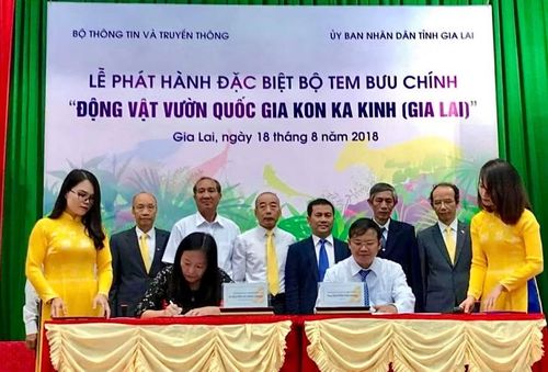 Ký phát hành bộ tem “Động vật Vườn quốc gia Kon Ka Kinh” năm 2018.