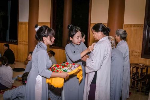  Một đóa hồng cài lên ngực áo như một lời tri ân lặng lẽ gửi đến đấng sinh thành trong giờ phút thiêng liêng. Ảnh: ĐVCC 
