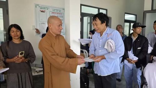  Thượng tọa Thích Đồng Giải trao quà cho bệnh nhân có hoàn cảnh khó khăn tại Bệnh viện Đa khoa Gia Lai. Ảnh: ĐVCC 