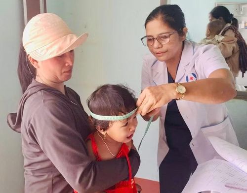  Để đạt được mục tiêu kéo giảm tỷ lệ suy dinh dưỡng thấp còi xuống còn 19,6% vào cuối năm 2026, rất cần sự chung tay của các cấp, ngành. Ảnh: N.N 