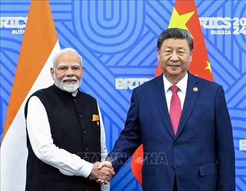 Thủ tướng Ấn Độ Narendra Modi (trái) và Chủ tịch Trung Quốc Tập Cận Bình tại cuộc gặp bên lề Hội nghị cấp cao BRICS ở Kazan, Nga, ngày 23-10-2024. Ảnh tư liệu: ANI/TTXVN