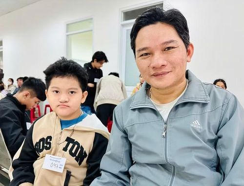  Anh Dương Hùng Cường (phường Trương Quang Trọng, tỉnh Quảng Ngãi) đưa con trai đến thăm khám sau lần phẫu thuật đầu tiên. Ảnh: Như Nguyện 