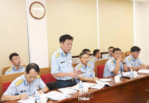 Đại diện Ban Quản lý Dự án Sân bay Thành Sơn báo cáo tại cuộc họp.