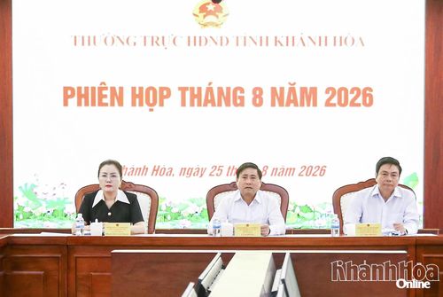 Các đồng chí Thường trực HĐND tỉnh chủ trì phiên họp.