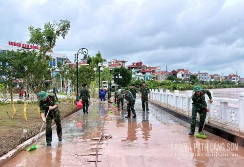 Lực lượng bộ đội hỗ trợ dọn dẹp vệ sinh tại công viên Bờ Sông, phường Đông Kinh