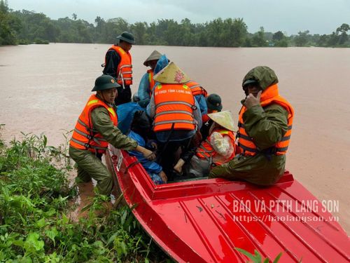Giữa lúc nước lũ dâng cao, nhiều tuyến đường bị chia cắt, những chiếc xuồng máy liên tục tiến vào các khu vực ngập sâu