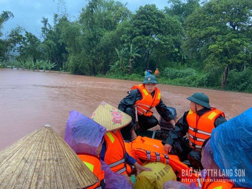 Những chuyến xuồng liên tục đi vào tâm lũ, đưa người dân đến nơi an toàn