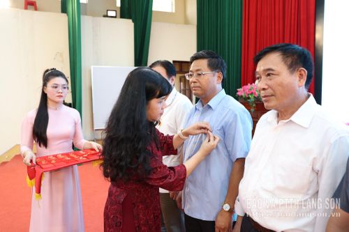 Lãnh đạo HĐND phường Tam Thanh trao huy hiệu Đảng cho các đảng viên