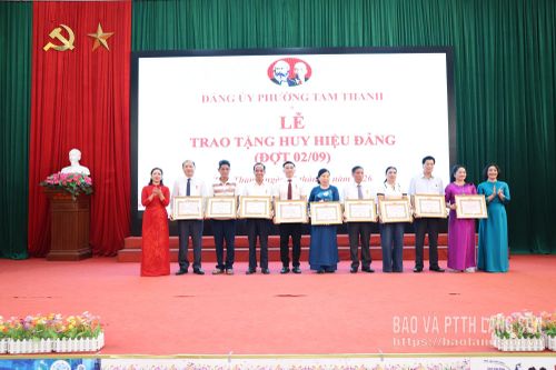 Các đảng viên được trao tặng huy hiệu Đảng đợt 2/9