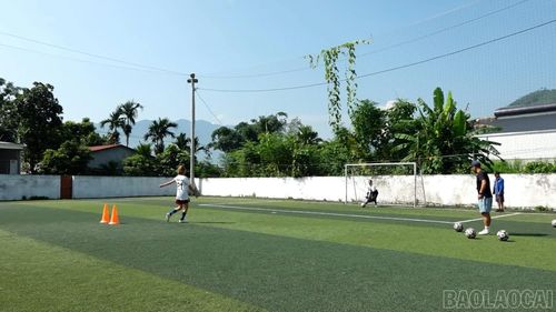 Trên sân bóng VTV Cup có nhiều "chị đại" hăng say tập luyện.