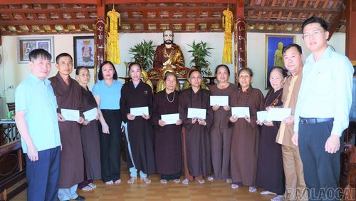 Lãnh đạo xã Lục Yên tặng quà các chức sắc, chức việc, tăng ni và phật tử chùa Bảo Châu.