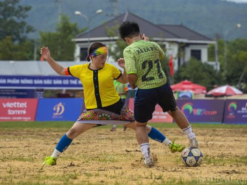 Dưới cơn mưa, những "bóng hồng" vẫn "cháy" hết mình với niềm đam mê bóng đá.