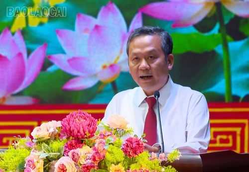 Đồng chí Nguyễn Quốc Huy - Ủy viên Ban Chấp hành Đảng bộ tỉnh, Bí thư Đảng ủy phường Lào Cai phát biểu tại hội nghị.