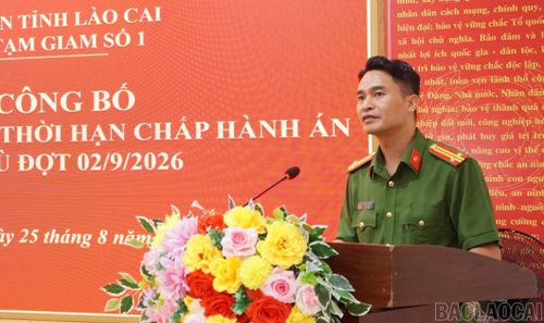 Trung tá Nguyễn Văn Hải - Phó giám thị Trại tạm giam số 1, Công an tỉnh Lào Cai phát biểu tại buổi lễ.