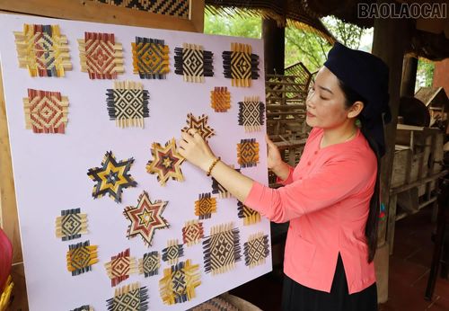 Những mẫu sản phẩm thủ công truyền thống được giới thiệu để du khách lựa chọn và tự tay đan khi tham gia trải nghiệm.