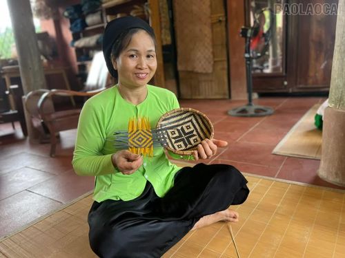 Về Nghĩa Đô, du khách được cùng các nghệ nhân, thợ nghề ở bản tìm hiểu nét đặc sắc của nghề thủ công truyền thống qua những vật dụng quen thuộc như rổ, rá, giỏ, mẹt... Đặc biệt, du khách có thể tự tay làm những sản phẩm nhỏ xinh, lưu giữ dấu ấn riêng sau chuyến trải nghiệm.