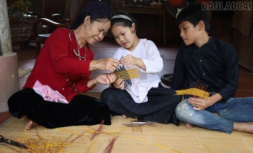 Các nghệ nhân tận tình hướng dẫn, “cầm tay chỉ việc” cho du khách trong quá trình trải nghiệm đan lát truyền thống.
