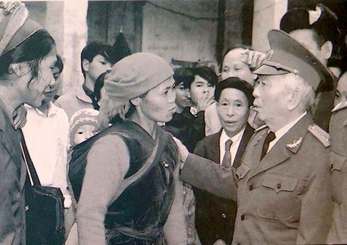 Đại tướng Võ Nguyên Giáp trò chuyện với bà con đồng bào các dân tộc tại Cao Bằng, năm 1994