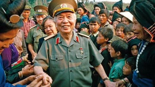 Đại tướng Võ Nguyên Giáp gặp lại người dân Mường Phăng sau 40 năm giải phóng Điện Biên