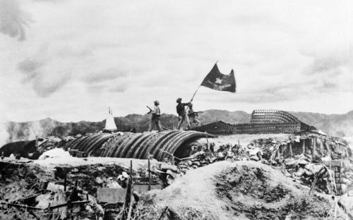 Chiều 7/5/1954, lá cờ "Quyết chiến - Quyết thắng" của Quân đội nhân dân Việt Nam tung bay trên nóc hầm tướng De Castries. Chiến dịch lịch sử Điện Biên Phủ đã toàn thắng