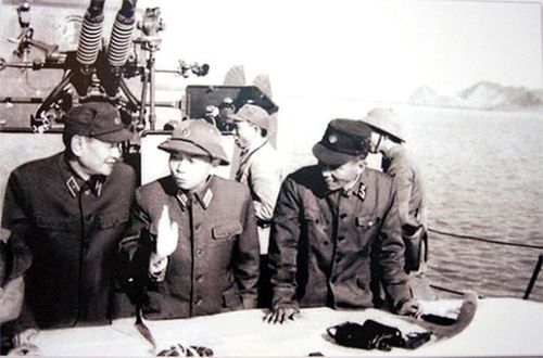 Trên boong tàu hải quân đi kiểm tra vùng biển Quảng Bình tháng 3/1973, Đại tướng Võ Nguyên Giáp khẳng định “Quyết tâm bảo vệ toàn vẹn vùng biển, hải đảo của Tổ quốc”