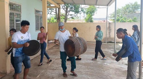 Thanh niên thôn Đạ RLơm luyện tiếng chiêng hòa nhịp trống và các điệu múa dân gian