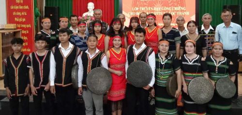 Tiếng chiêng ở thôn Đạ RLơm được tiếp nối qua thời gian và các thế hệ.