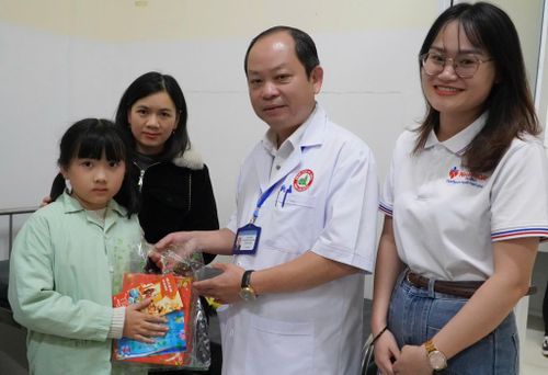 Trao quà Trung thu cho bệnh nhi