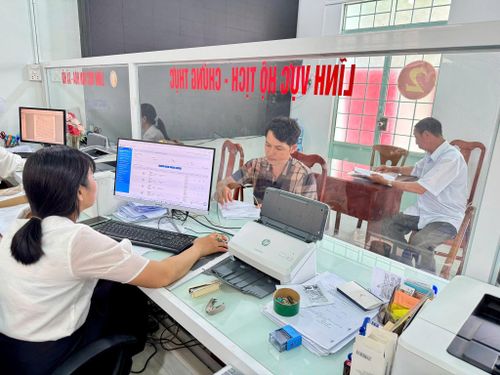 Người dân làm thủ tục hành chính tại Trung tâm Phục vụ hành chính xã Tân Thành