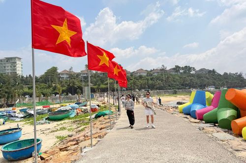 Nhiều du khách rất ấn tượng đường cờ Tổ quốc chạy song song với hàng đá đủ sắc màu