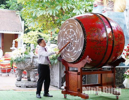 Đồng chí Đinh Văn An, Tỉnh ủy viên, Bí thư Đảng ủy, Chủ tịch HĐND phường Lý Thường Kiệt đánh trống khai mạc Lễ hội.