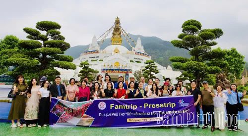 Các thành viên đoàn Famtrip, Presstrip trải nghiệm thực tế tại Đại bảo tháp Mandala Tây Thiên, xã Đại Đình, qua đó góp phần quảng bá hình ảnh đất và người Đất Tổ.