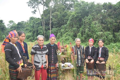 Ông Hồ Văn Pù (thứ 3 từ phải sang) tại lễ tạ ơn thần lúa - Ảnh: Hồ Giỏi