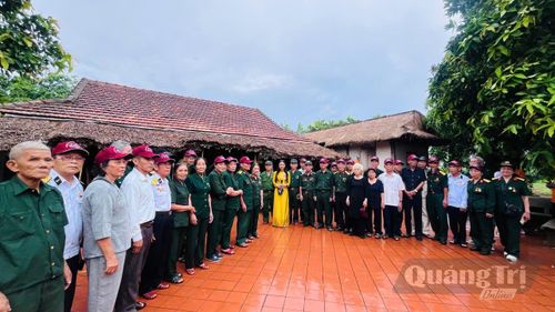 Du khách thập phương thăm Nhà lưu niệm Đại tướng Võ Nguyên Giáp - Ảnh: L.M