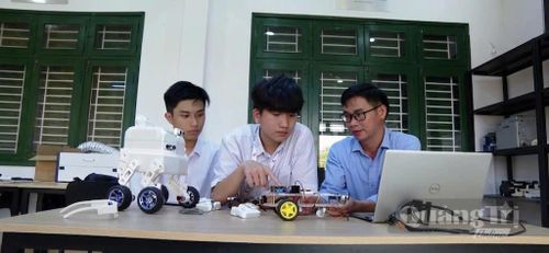 Dự án “Hệ thống Robot tự động dẫn đường cho người khiếm thị” của Trường THPT chuyên Lê Quý Đôn - Ảnh: A.T