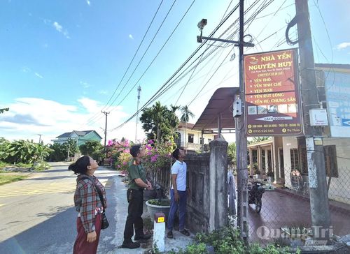 Cán bộ Công an xã Triệu Cơ cùng ban điều hành thôn Trung Cường và người dân kiểm tra vị trí lắp đặt hệ thống “Camera an ninh” tại điểm giao thông trọng yếu - Ảnh: K.S