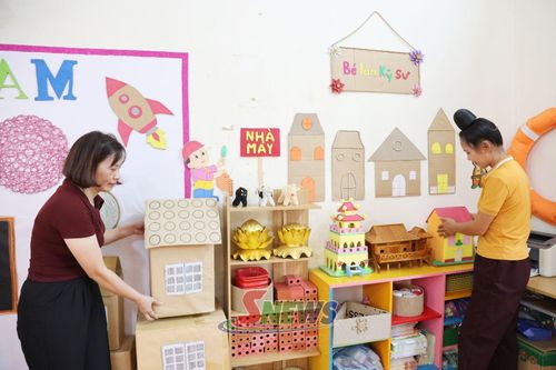 Giáo viên Trường Mầm non Chiềng Mung chuẩn bị góc học tập.