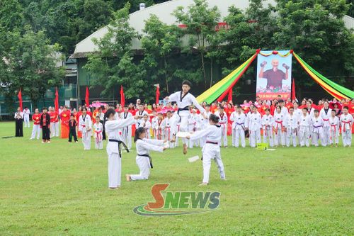 Biểu diễn Teakwondo do các võ sinh của phường Tô Hiệu thực hiện.