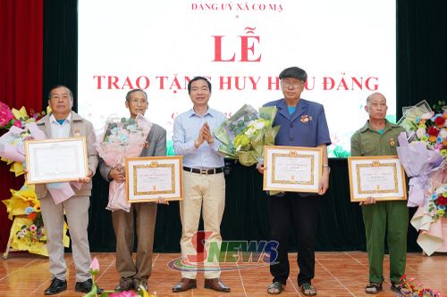 Đồng chí Bí thư Đảng ủy xã Co Mạ trao tặng Huy hiệu 30 năm tuổi Đảng cho các đảng viên.